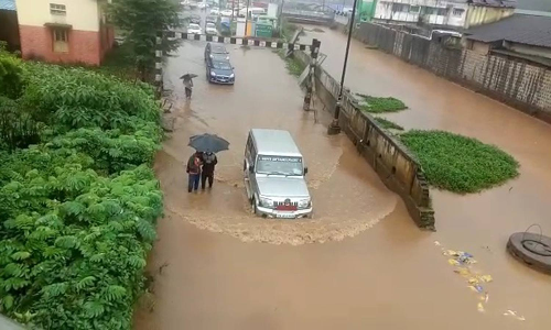 6 மணி நேரம் கொட்டிய தொடர் மழையால் ஸ்தம்பித்த ஊட்டி