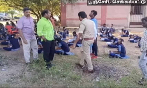 மேலும் ஒரு அதிர்ச்சி சம்பவம்- பள்ளியின் 2வது மாடியில் இருந்து குதித்த மாணவி