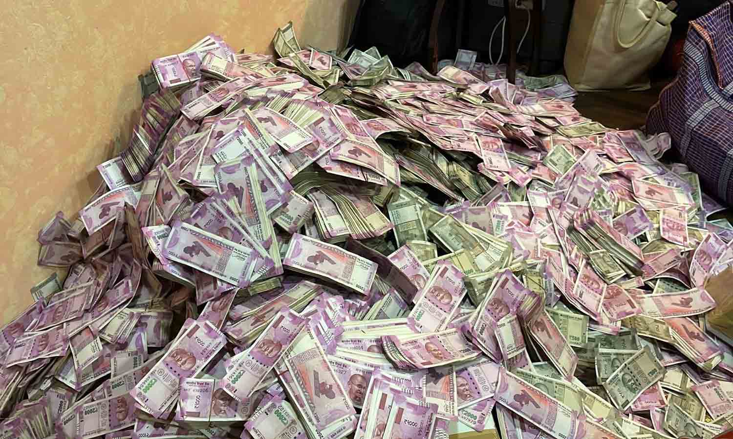 அமைச்சரின் உதவியாளர் வீட்டில் இருந்து கட்டுக் கட்டாக ஊழல் பணம் பறிமுதல் அமைச்சரின் உதவியாளர் வீட்டில் இருந்து கட்டுக் கட்டாக ஊழல் பணம் பறிமுதல்