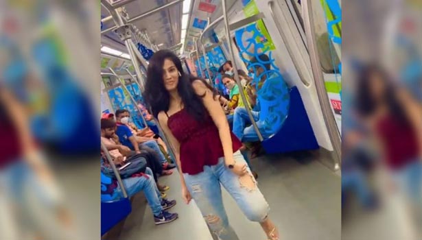 ஐதராபாத்தில் மெட்ரோ ரெயிலில் நடனமாடிய இளம்பெண்- வீடியோ எடுத்து சமூக வலைத்தளங்களில் பதிவிட்ட வாலிபர்கள்