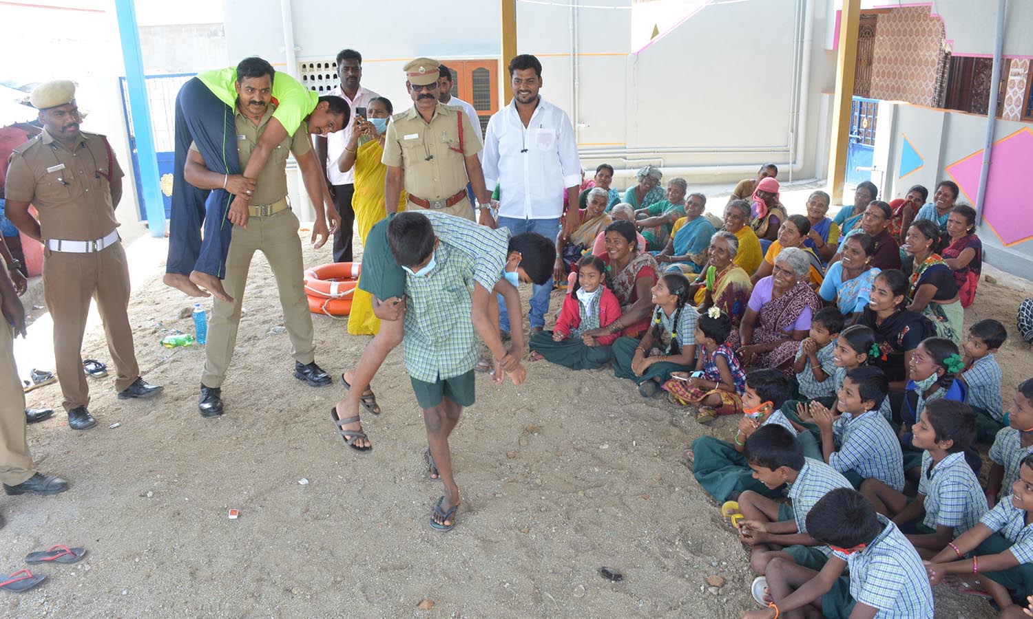 விபத்து அசம்பாவிதங்களை தடுக்க மழைகாலங்களில் பெண்கள் ஆற்றில் துணி துவைக்க செல்வதை தவிர்க்க வேண்டும் விபத்து அசம்பாவிதங்களை தடுக்க மழைகாலங்களில் பெண்கள் ஆற்றில் துணி துவைக்க செல்வதை தவிர்க்க வேண்டும்