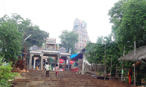 குன்றின் மேல் அமைந்துள்ள மயிலம் முருகன் கோவில்