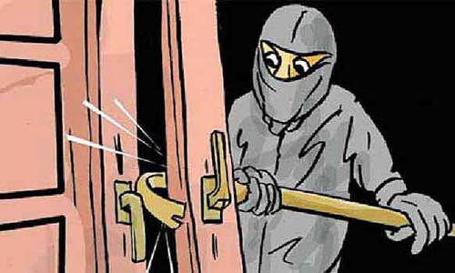 மளிகை கடையை உடைத்து ரூ.1 ½ லட்சம் கொள்ளை