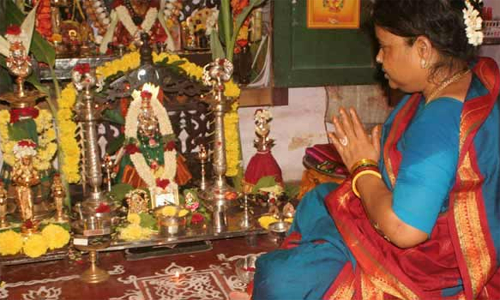 நீண்ட காலமாக தீர்க்க முடியாத இன்னல்களை தீர்க்கும் ஆடி வெள்ளி விரதம்