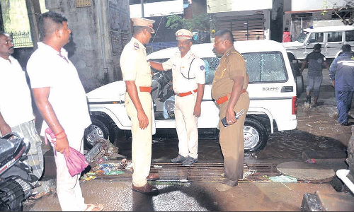 புதுவையில் கொட்டும் மழையில் வெடிகுண்டு வீசி ரவுடி கொலை- நண்பர் உயிர் ஊசல்