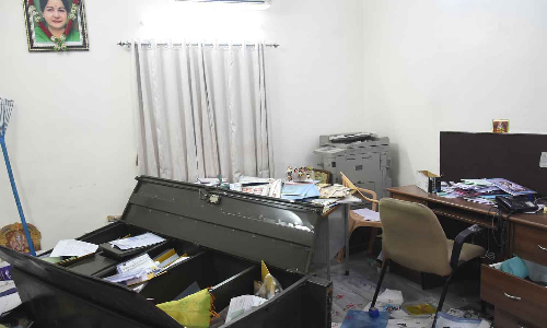 மாயமான ஜெயலலிதாவின் பரிசு பொருட்களை மீட்க எடப்பாடி பழனிசாமி அணியினர் தீவிரம்