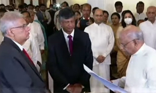 இலங்கை புதிய பிரதமராக தினேஷ் குணவர்த்தன பதவி ஏற்பு