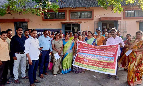 மீஞ்சூரில் ஆரம்ப பள்ளி ஆசிரியர்கள் ஆர்ப்பாட்டம்- பழைய ஓய்வூதிய திட்டத்தை அமல்படுத்த கோரிக்கை