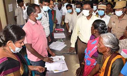 அரசின் கடனுதவிகளை பெற்று தொழிலதிபர்களாக மாற வேண்டும் கலெக்டர் விசாகன் பேச்சு