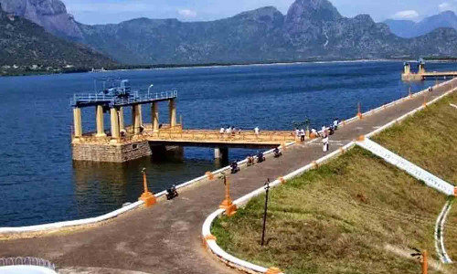 திருமூர்த்தி அணையில் தூர்வாரும் பணிகள்  தொடக்கம்- வண்டல் மண் எடுத்து செல்லும்  விவசாயிகள் மகிழ்ச்சி