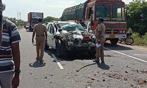 வடமதுரை அருகே கார்-சரக்கு வேன் மோதியதில் 5 பேர் படுகாயம்