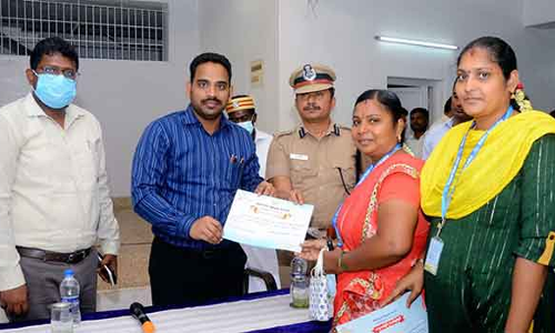 இல்லம் தேடி கல்வி திட்ட பெண் தன்னார்வலர்களுக்கு கலெக்டர் பாராட்டு