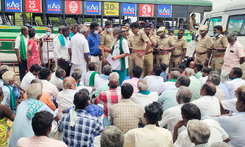 கடலூர் கலெக்டர் அலுவலகத்தை  விவசாயி சங்க நிர்வாகிகள் முற்றுகையிட்டு தர்ணா