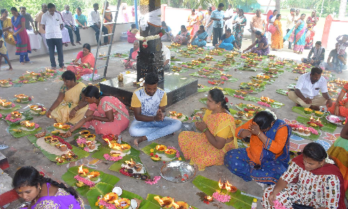 தேய்பிறை அஷ்டமியை முன்னிட்டு  கால பைரவர் கோவில்களில்  பூசணியில் விளக்கேற்றி வழிபட்ட பெண்கள்