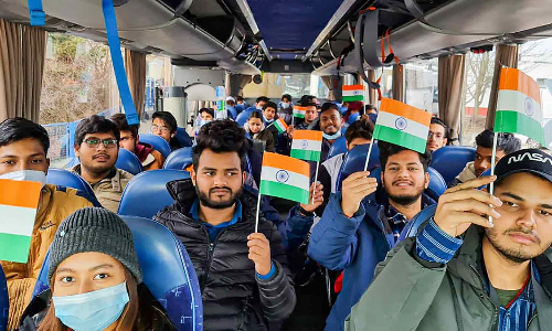 உக்ரைனில் இருந்து வந்த மாணவர்கள் இந்திய கல்லூரிகளில் சேர முடியாது- மத்திய அரசு தகவல்