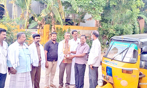 பயணி தவறவிட்ட பணத்தை அலுவலரிடம் ஒப்படைத்த ஆட்டோ டிரைவருக்கு பாராட்டு