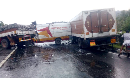 காவேரிப்பட்டணம் அருகே   லாரி உள்பட 3 வாகனங்கள்   மோதல்; டிரைவர் படுகாயம்