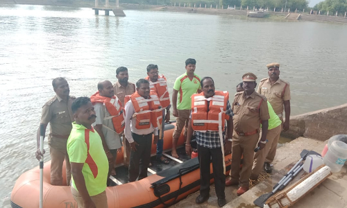 ஜெயங்கொண்டத்தில் வெள்ளத்தில் சிக்கும் பொது மக்களை மீட்பது குறித்து ஒத்திகை பயிற்சி