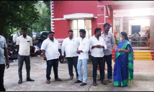 அ.ம.மு.க. ஊராட்சி மன்ற தலைவரின் கணவர் மீது தாக்குதல்