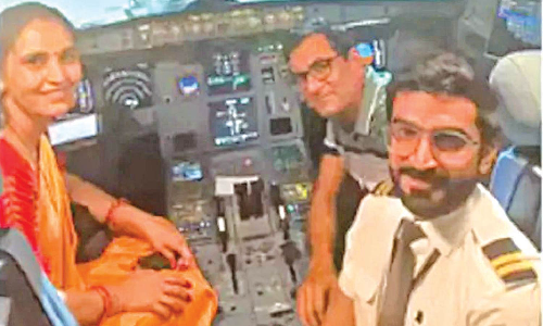 மகன்தான் பைலட் என்று தெரியாமல் விமானத்தில் பயணம் செய்த பெற்றோர்