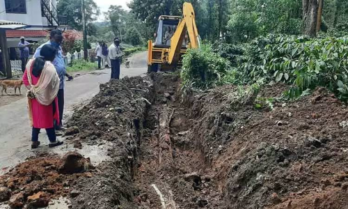 குடிநீர் குழாய்களை சீரமைக்கும் பணி மும்முரம்