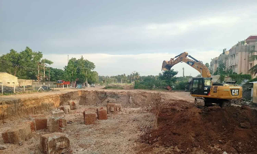 அவினாசி பஸ் நிலையத்தில்  வணிக வளாகம் கட்டும் பணி தொடக்கம்