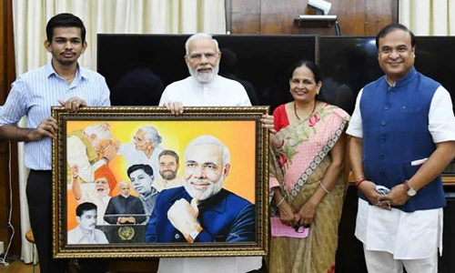 பிரதமரின் வாழ்க்கை பயணம் குறித்த ஓவியம் - மோடிக்கு பரிசளித்த மாற்றுத்திறனாளி கலைஞர்