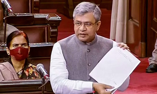 ரெயில்களில் பெண் பயணிகளின் பாதுகாப்பை உறுதி செய்ய நடவடிக்கை- மந்திரி  அஸ்வினி வைஷ்ணவ் தகவல்