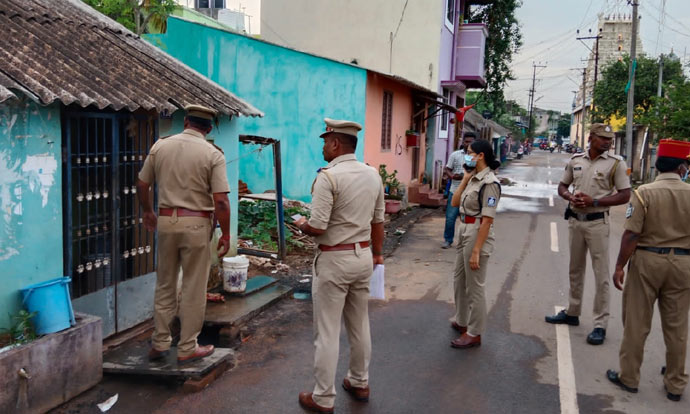 புதுவையில் தொடர் வெடிகுண்டு வீச்சு சம்பவங்கள்- ரவுடிகளின் வீடுகளில் போலீசார் அதிரடி சோதனை புதுவையில் தொடர் வெடிகுண்டு வீச்சு சம்பவங்கள்- ரவுடிகளின் வீடுகளில் போலீசார் அதிரடி சோதனை