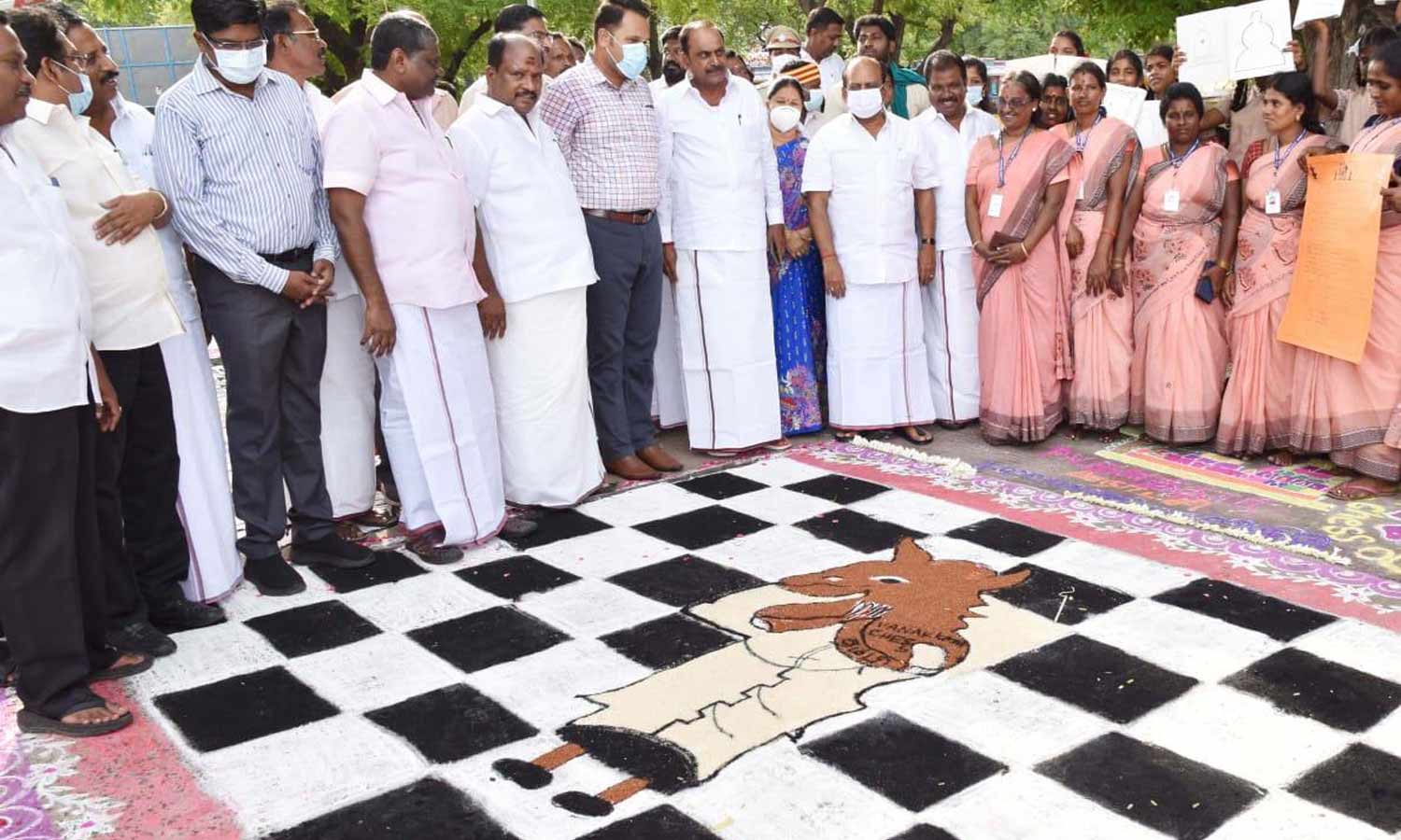 ஆட்சியர் அலுவலக வளாகத்தில் 44-வது செஸ் ஒலிம்பியாட் விழிப்புணர்வு கோலத்தை அமைச்சர் பார்வையிட்டார் ஆட்சியர் அலுவலக வளாகத்தில் 44-வது செஸ் ஒலிம்பியாட் விழிப்புணர்வு கோலத்தை அமைச்சர் பார்வையிட்டார்