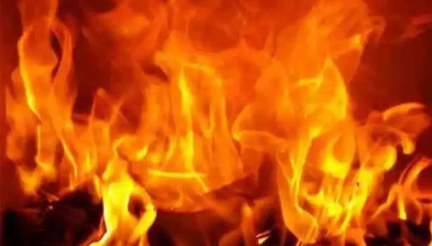 ராமையன்பட்டி குப்பை கிடங்கில் 2-வது நாளாக பற்றி எரியும் தீ- வேறு இடத்திற்கு மாற்ற பொதுமக்கள் கோரிக்கை ராமையன்பட்டி குப்பை கிடங்கில் 2-வது நாளாக பற்றி எரியும் தீ- வேறு இடத்திற்கு மாற்ற பொதுமக்கள் கோரிக்கை