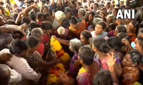 சொந்த ஊருக்கு வந்தடைந்தது மாணவியின் உடல்- உறவினர்கள் அஞ்சலி