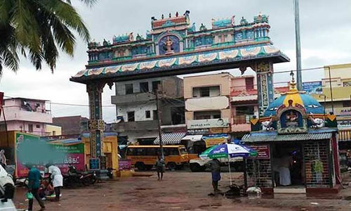 ஆடி முதல் சனிக்கிழமை குச்சனூர் சனீஸ்வரன் கோவிலில் பக்தர்கள் வழிபாடு