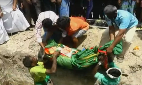 கண்ணீர் மல்க விடைகொடுத்த உறவினர்கள்- மாணவி ஸ்ரீமதியின் உடல் சொந்த ஊரில் நல்லடக்கம்