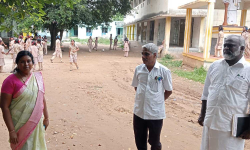 அடிப்படை வசதி கோரி பெற்றோர் புகார்- பொன்னேரி அரசு பள்ளியில் எம்.எல்.ஏ. ஆய்வு