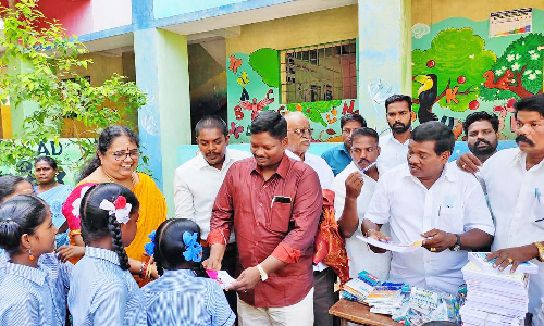 மாணவர்களுக்கு இலவச நோட்டு புத்தகம்