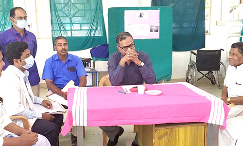 அரசு மருத்துவமனையில் மக்கள் நல்வாழ்வு துறை திட்ட அலுவலர் ஆய்வு
