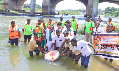 மாஞ்சோலை தொழிலாளர்கள் நினைவு தினம்: தாமிரபரணி ஆற்றில் அரசியல் கட்சியினர் மலர் தூவி மரியாதை