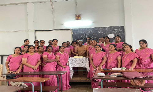 நாகர்.புனித சிலுவை மகளிர் கல்லூரியில் 1990-ம் ஆண்டு படித்துமுடித்து 32 ஆண்டுகளுக்கு பிறகு மீண்டும் சந்திக்க ஒன்று கூடிய மாணவிகள்