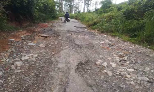 கரடு, முரடான சாலையை சீரமைக்க வேண்டும்