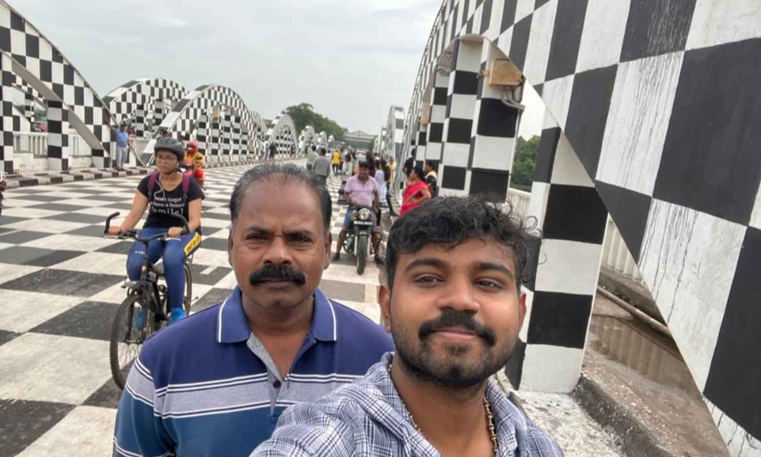 நேப்பியர் பாலத்தில் செல்பி, வீடியோ எடுக்க தினமும் கூட்டம்- கூடுதல் போலீசார் கண்காணிப்பு