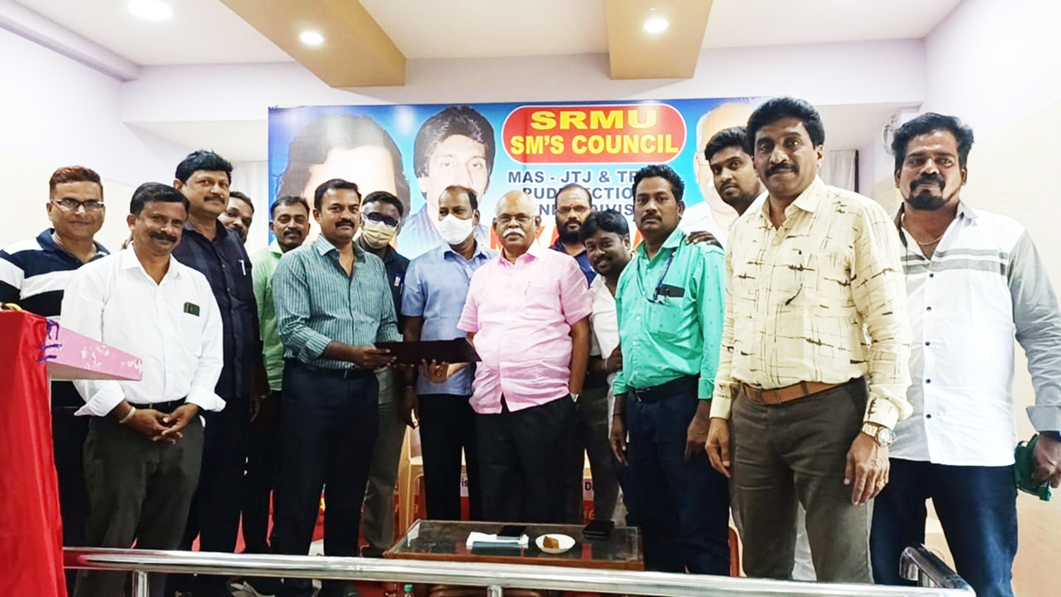 காலியாக உள்ள ெரயில் நிலைய அதிகாரி பணியிடங்களை நிரப்ப வேண்டும் காலியாக உள்ள ெரயில் நிலைய அதிகாரி பணியிடங்களை நிரப்ப வேண்டும்