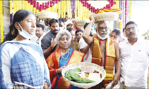 திருப்பதி தேவஸ்தானம் சார்பில் திருத்தணி முருகன் கோவிலுக்கு பட்டு வஸ்திரங்கள் சமர்ப்பணம்