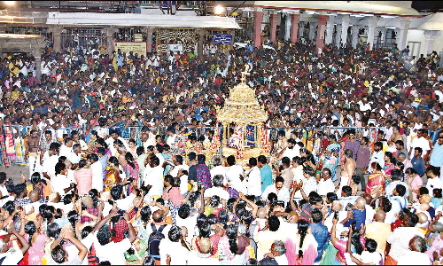 பழனி முருகன் கோவிலில் பக்தர்கள் வெள்ளத்தில் நடந்த தங்கரத புறப்பாடு