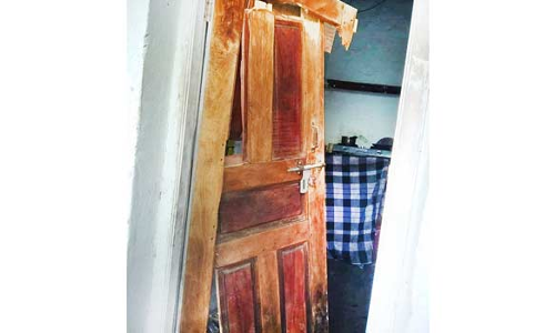 கொடைக்கானல் அருகே வீட்டின் கதவை உடைத்து காட்டு யானை அட்டகாசம்