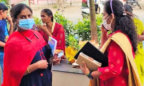 பிரபல நகைக்கடையில் லஞ்சஒழிப்பு அதிகாரிகள் போல் நடித்து கைவரிசை காட்டிய 2 பெண்கள் கைது