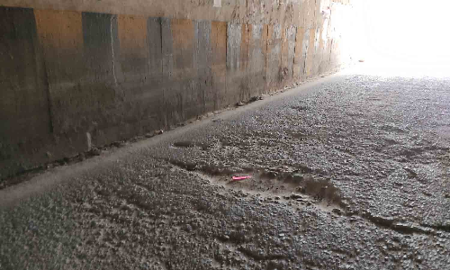 குண்டும் குழியுமான உடுமலை மேம்பால சுரங்கப்பாதை