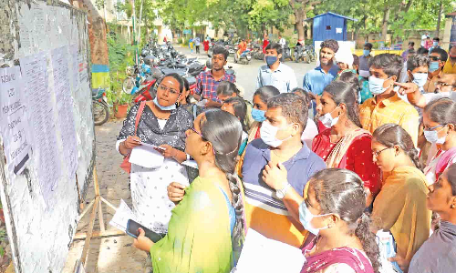 டி.என்.பி.எஸ்.சி. குரூப்-4 தேர்வு - திருப்பூர் மாவட்டத்தில் ஆர்வமுடன் எழுதிய தேர்வாளர்கள்