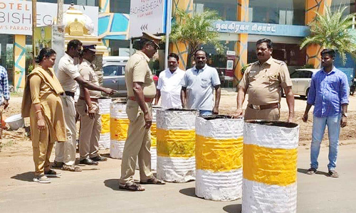 விபத்துகளை தடுக்க பேரிகார்டு அமைக்கும் பணி