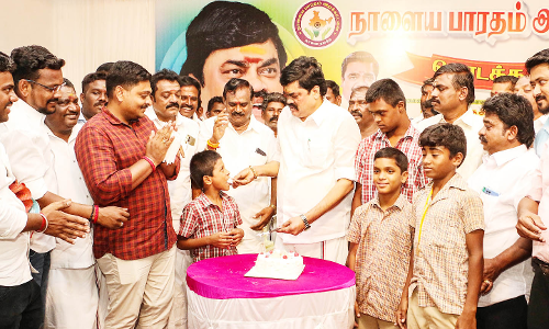 கொடுத்து கொடுத்து சிவந்த கைகளுக்கு சொந்தகாரர்கள் அ.தி.மு.க.வினர்